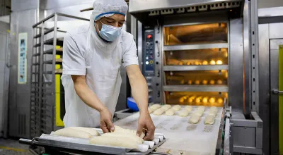 تدريب العاملين على تشغيل معدات المخابز